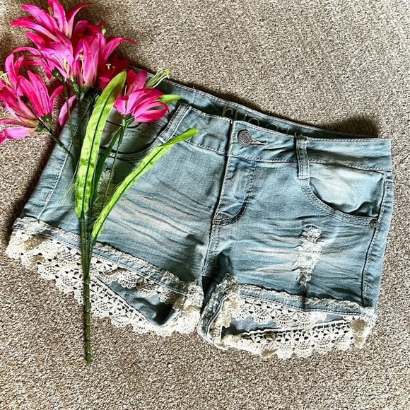 Rue21 Light Wash Crochet Trim Denim Shorts - Size 3/4 - Picture 1 of 4